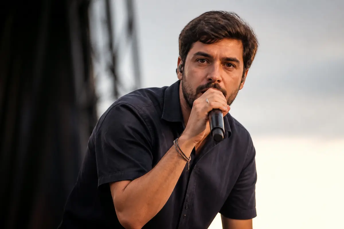 Chanteur portugais connu : Découvrez les voix incontournables !