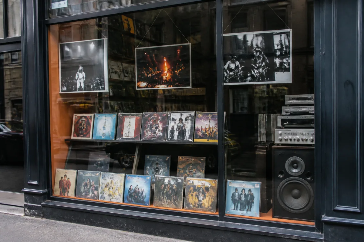 Vitrine de disques vinyles et affiches de chanteurs français des années 80 en milieu urbain