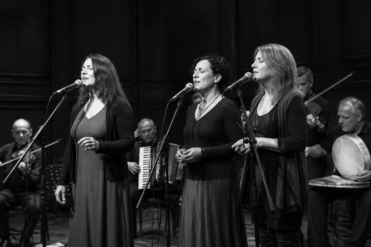 Portraits de chanteurs italiens connus en représentation sur scène avec instruments traditionnels